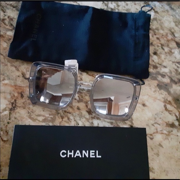 NEW, AUTHENTIC Chanel, 18-K White Gold - Picture 2 of 6